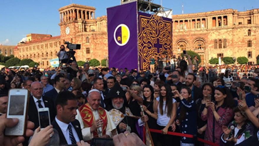 El Papa, en su visita a Armenia; debajo, Yuri Chuguyev.