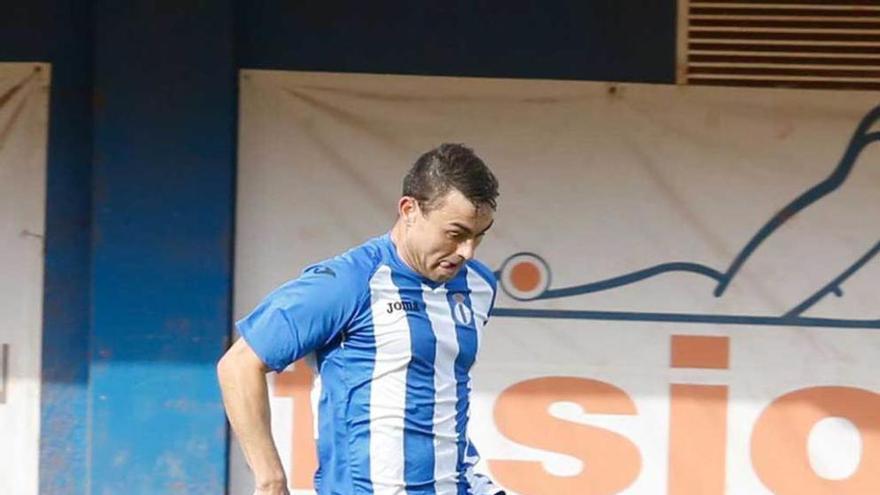 Matías controla el balón, en el partido ante el Colunga.