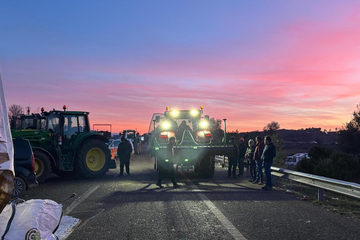 Un tractor marxant durant la posta de sol de l'AP-7, en una imatge d'arxiu de les protestes.