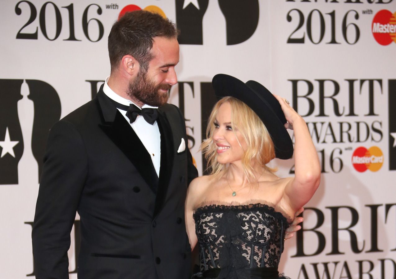 Kylie Minogue junto a su prometido en los Brit Awards 2016