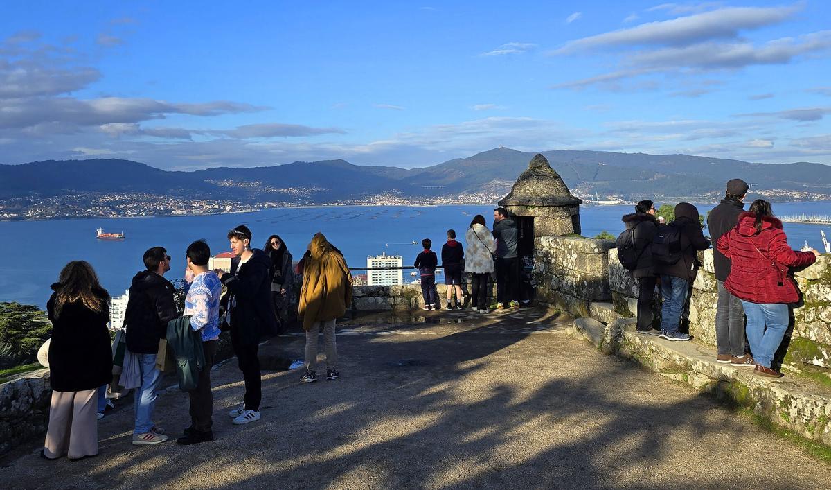 Turistas en el mirador de O Castro.