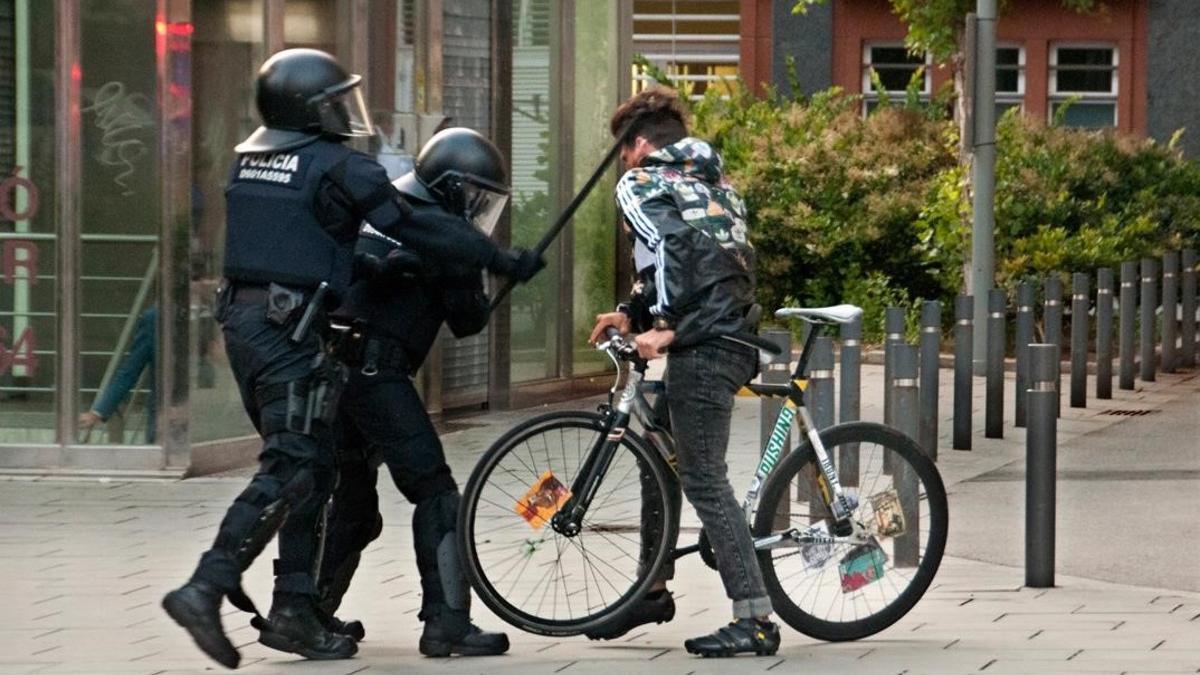 Agresion que recibio Ivan el 27 de mayo de 2014 por parte de dos mossos durante el desalojo de Can Vies