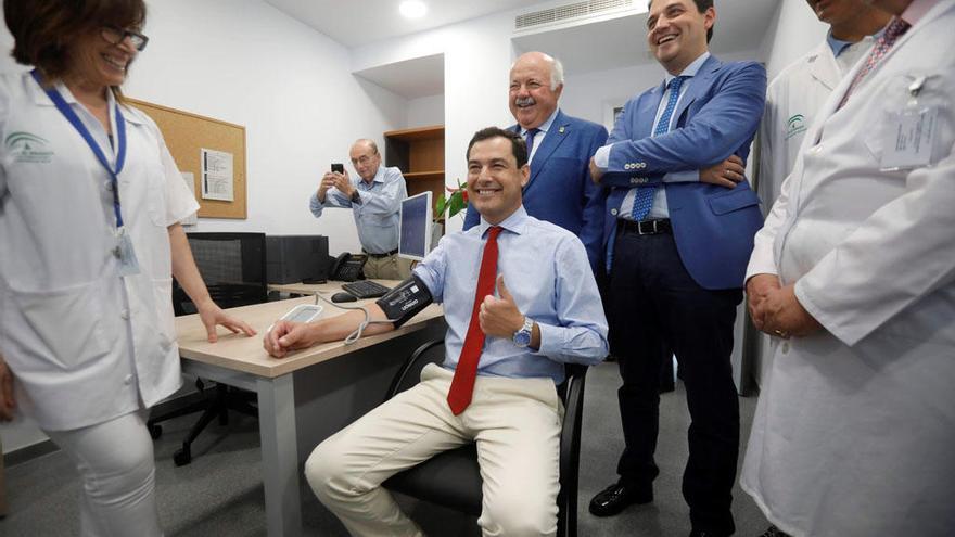 Juanma Moreno, tomándose la tensión durante la inauguración de un nuevo Centro de Salud en Córdoba.