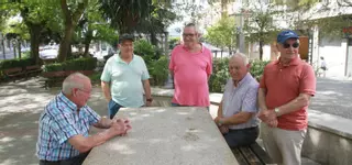 Sombra y charla: los mayores se refugian del calor en los parques