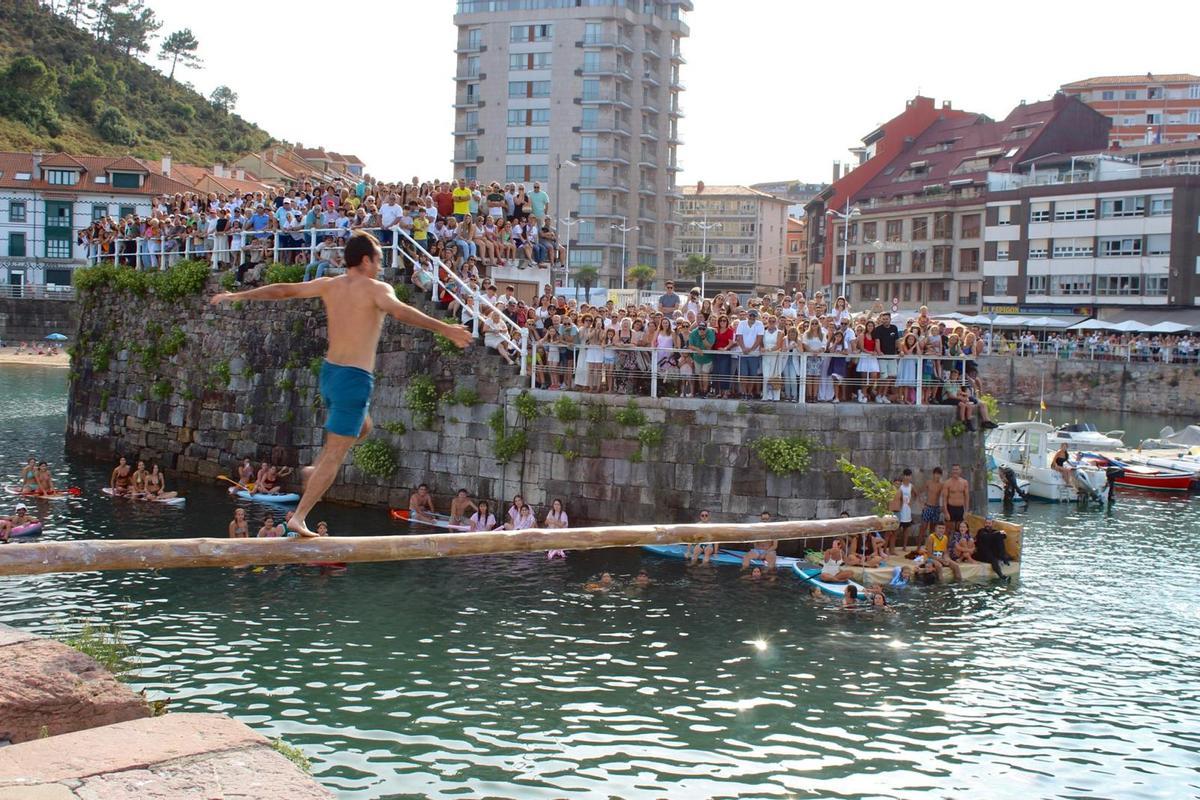 Cucaña y las coses que floten, en Candás Cucaña y las coses que floten, en Candás