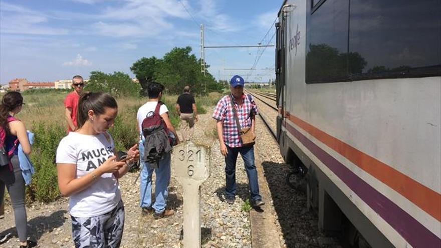 Un atropello mortal de tren en Pinseque afecta a 60 pasajeros