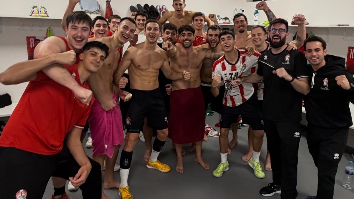 Celebración de la victoria en el vestuario.