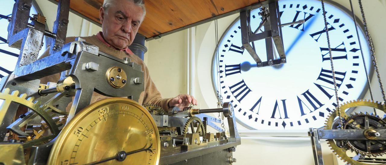 Uhrmacher Jesús López-Terradas säubert und fettet noch einmal die Zahnräder der Uhr an der Puerta del Sol in Madrid.