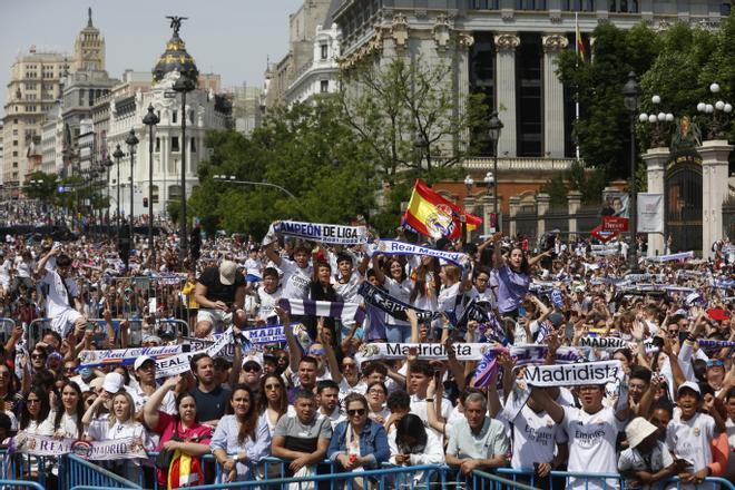 El Real Madrid recibe el trofeo de su trigésimo sexta Liga e inicia las celebraciones