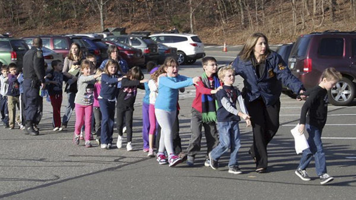 Una profesora acompaña a sus alumnos fuera de la escuela donde se ha producido el tiroteo