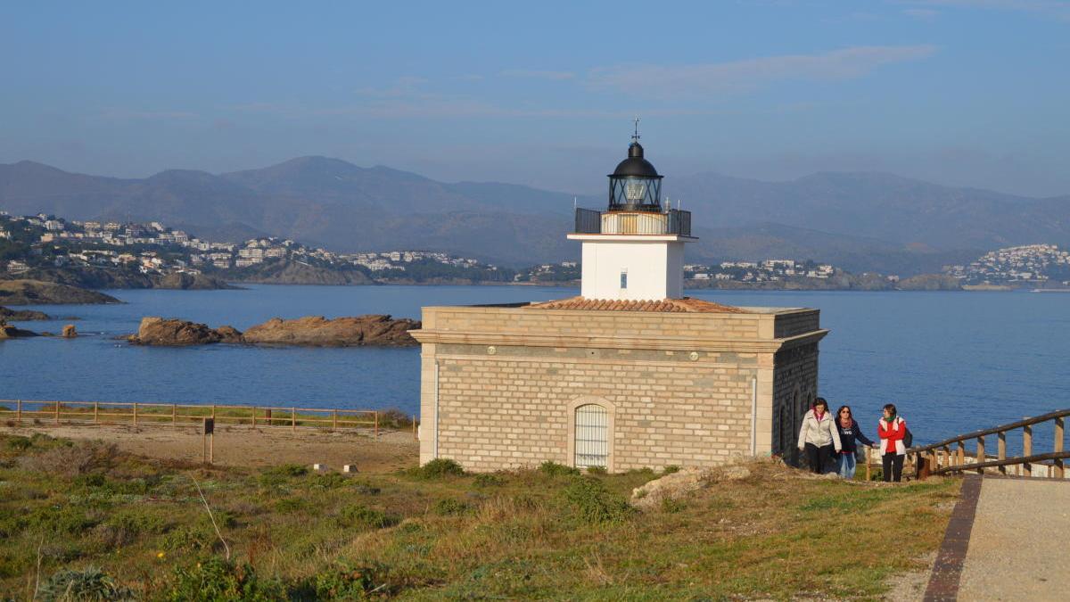 El camí de ronda voreja el far de s&#039;Arenella