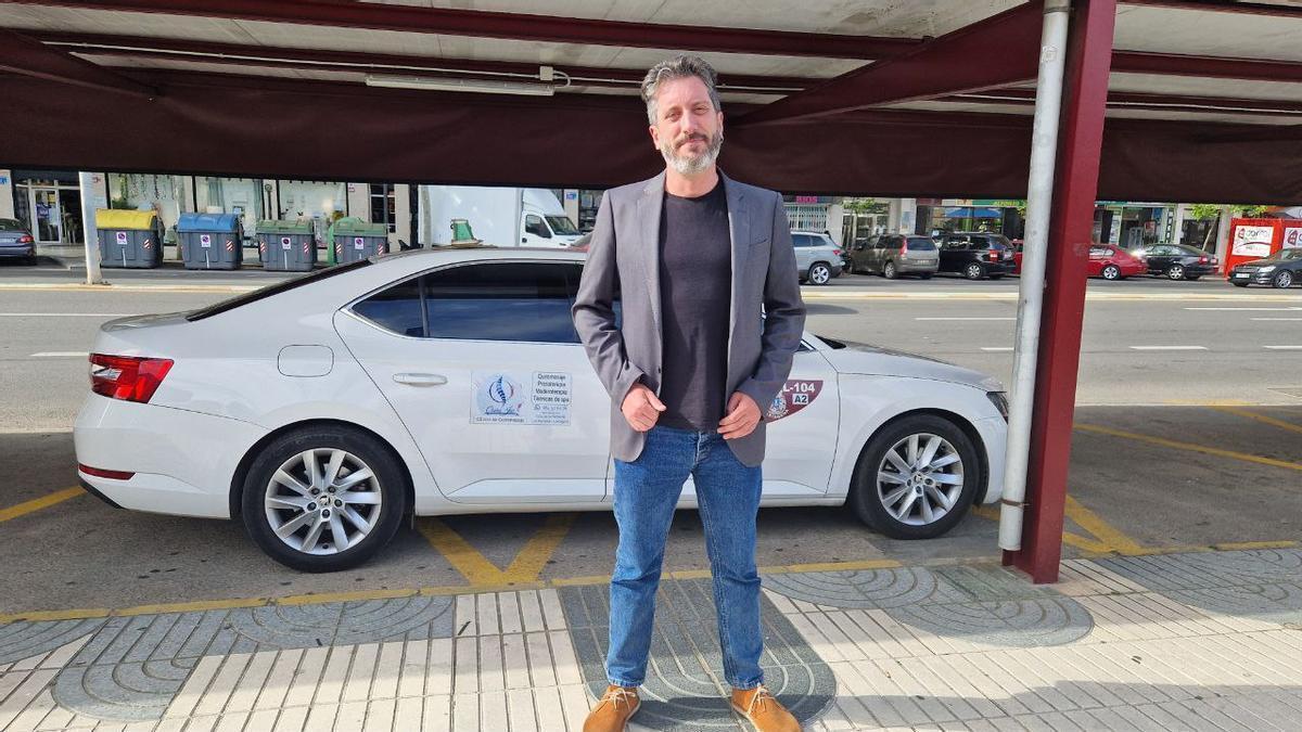 Víctor Egío, este martes en una parada de taxis de Murcia.