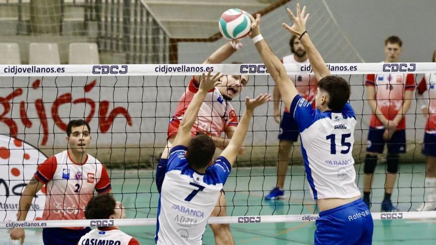 Un jugador del CID Jovellanos en un remate. | MARCOS LEÓN