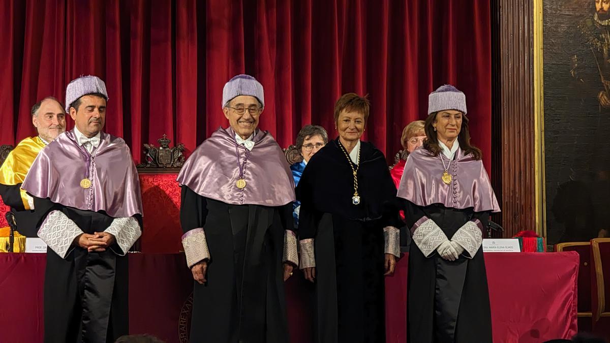 Juan Pascual-Leone, junto a la rectora de la UV Mavi Mestre, tras ser reconocido como doctor honoris causa
