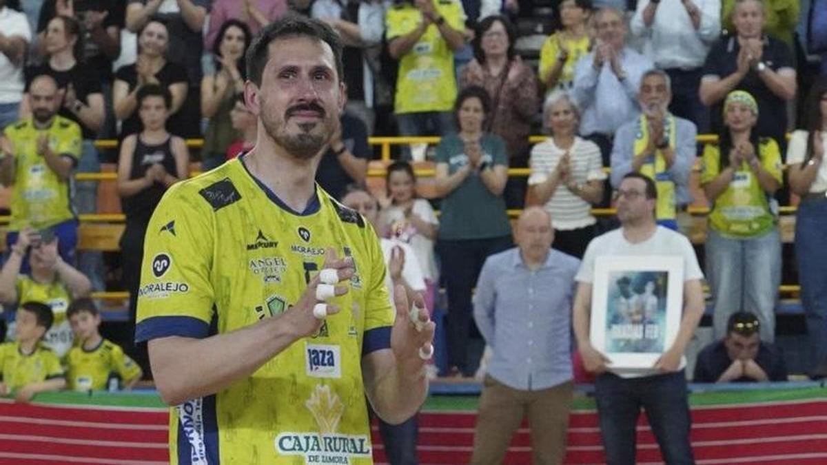 Fer recibe el cariño del público en su despedida como jugador. | JOSE LUIS FERNÁNDEZ