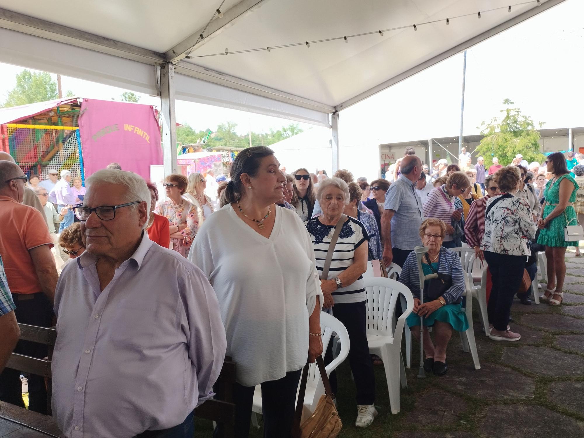 La misa solemne y procesión de la Virgen de la Cabeza en Meres, en imágenes