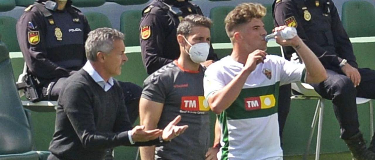 Escribá dando instrucciones a Raúl Guti, durante el partido del sábado frente al Atlético. |