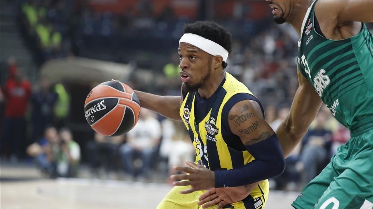 El base del Fenerbahçe Ali Muhammed intenta superar a Davies, del Zalgiris