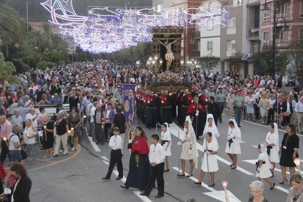 Un Cristo entre el fervor de la multitud. // Santos Álvarez