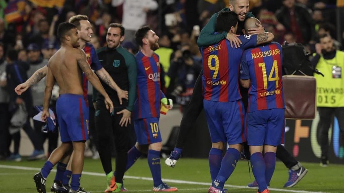 Los jugadores del Barça celebran el triunfo por 6-1 sobre el Paris Saint Germain en el Camp Nou.