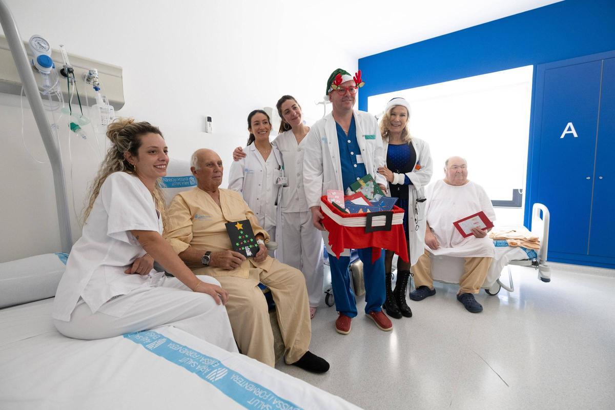 Imágenes de la entrega de felicitaciones navideñas a enfermos en el hospital Can Misses