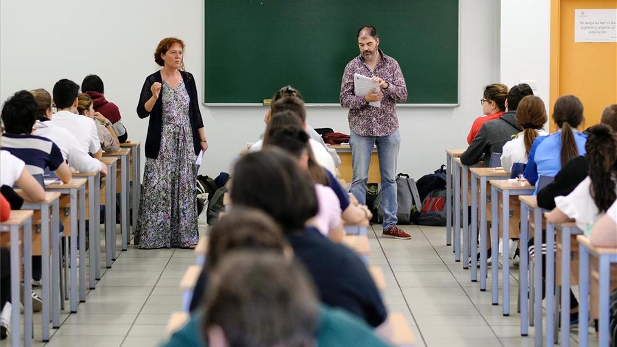 Alumnos durante un examen de selectividad.