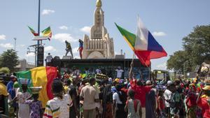 Un hombre ondea una bandera rusa durante una protesta contra Naciones Unidas y Francia en Bamako, el pasado 22 de septiembre.