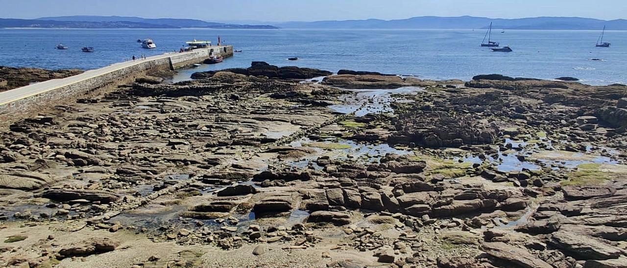 Tubería del saneamiento que sale al mar en la zona del muelle de Ons y que los vecinos aseguran que se prolongó este año. |   // FDV