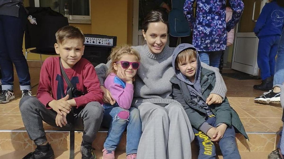 La actriz Angelina Jolie, acompañada de niños ucranianos en Lviv.