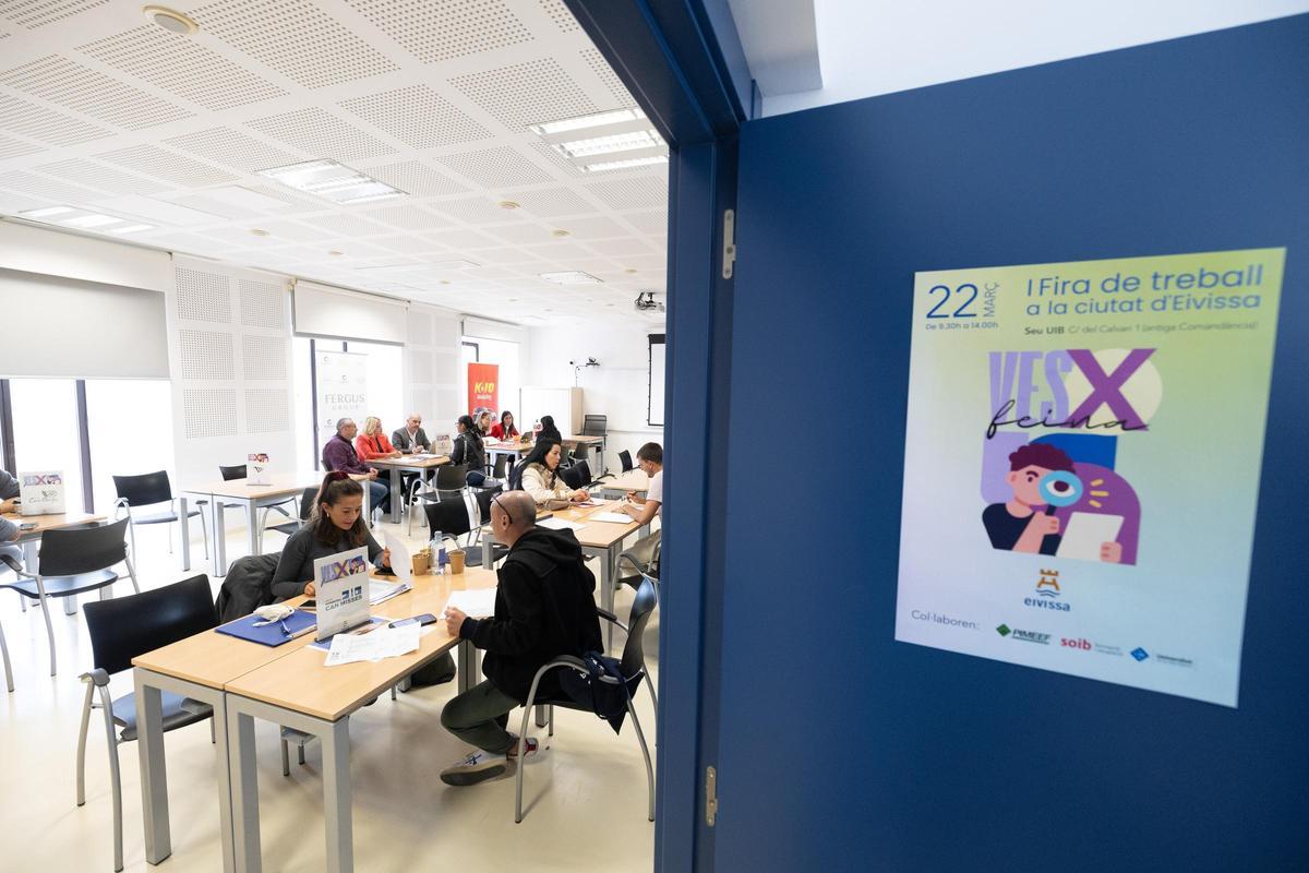 Foto de la feria 'Ves x feina' del 2025 en la UIB de Ibiza