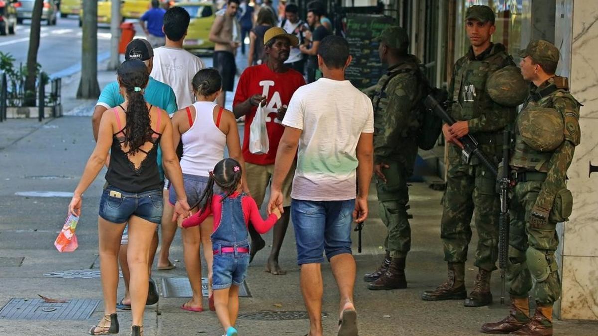 Miembros de las Fuerzas Armadas brasileñas vigilan la playa de Copacabana.