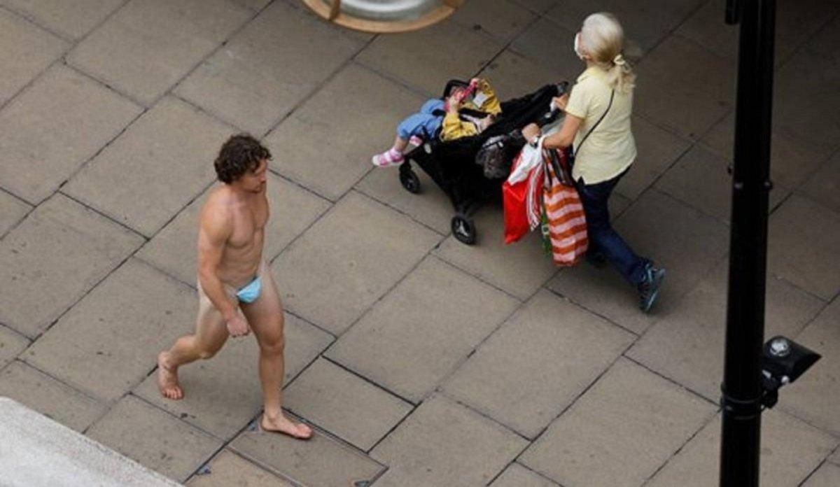 Un hombre pasea por el centro de Londres tapado solo con una mascarilla a  modo de protesta