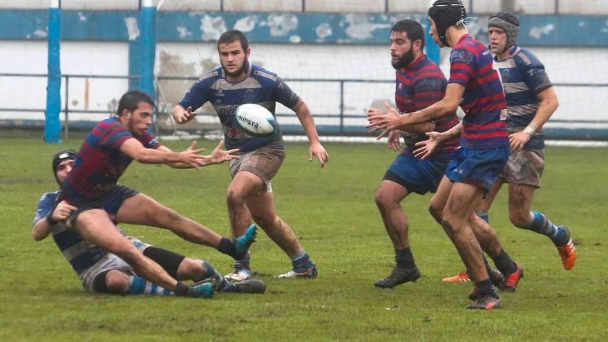 Sebas placa a un rival con Mario siguiendo atento la jugada.