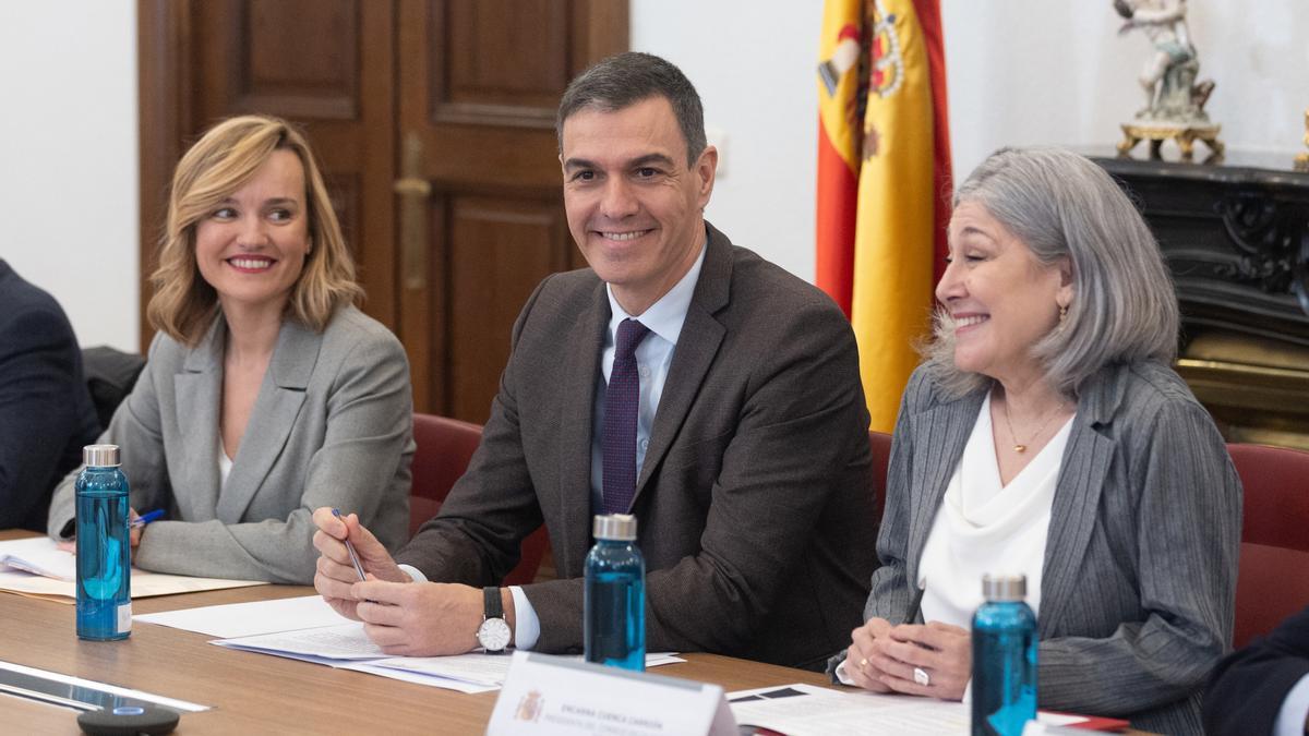 La ministra de Educación, Formación Profesional y Deportes, Pilar Alegría, el presidente del Gobierno, Pedro Sánchez, y la presidenta de la Comisión Permanente del Consejo Escolar del Estado, Encarna Cuenca.