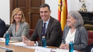 La ministra de Educación, Formación Profesional y Deportes, Pilar Alegría (i), el presidente del Gobierno, Pedro Sánchez, y la presidenta de la Comisión Permanente del Consejo Escolar del Estado, Encarna Cuenca (d)