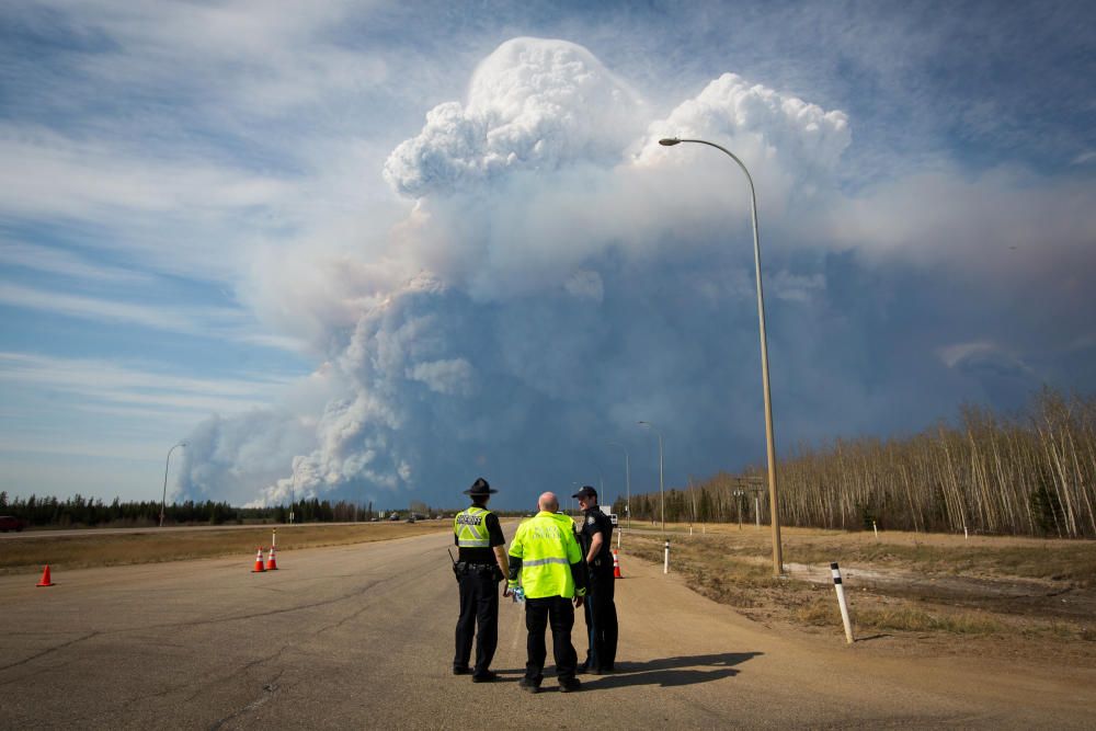 El incendio registrado en la localidad canadiense de Fort McMurray, en el estado de Alberta, ha destruido miles de hectáreas y de viviendas.