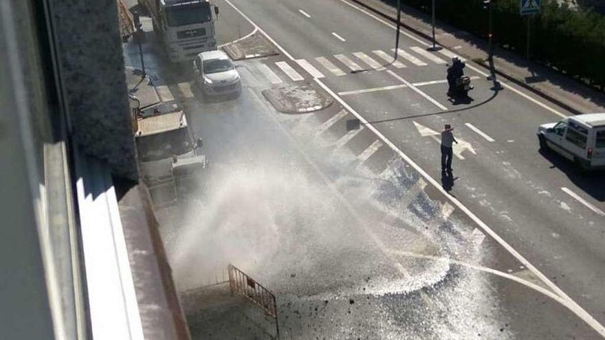 Rotura de una tubería de agua ocurrida en Arteixo en 2017.