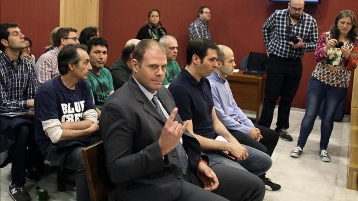 Los tres integrantes del grupo Anonymous en la primera sesión del juicio celebrado hoy en el Juzgado Penal 3 de Gijón