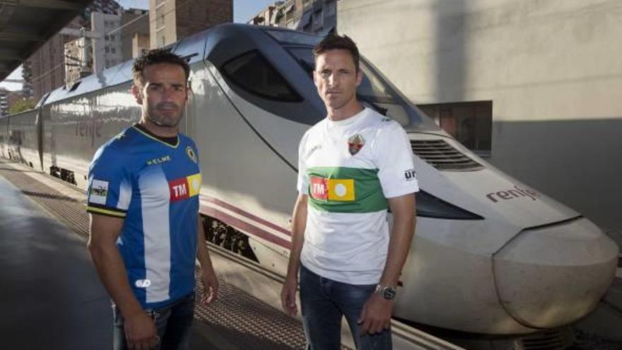 Peña y Albacar, capitantes del Hércules y Elche y únicos supervivientes del último derbi, posan en la estación de tren de Alicante.