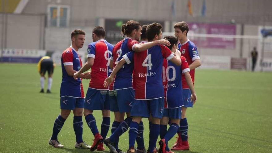 Los jugadores del Langreo celebran un gol en un partido de esta temporada. // La Nueva España