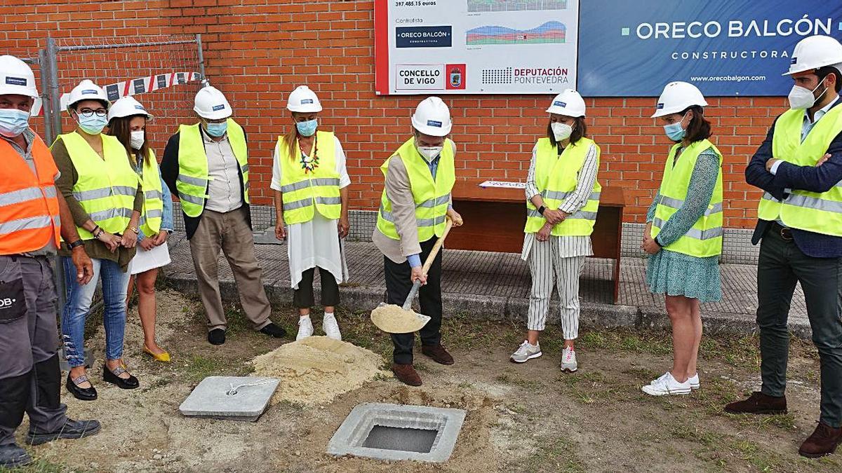 Caballero, ayer, entierra la “primera piedra” de las obras en el centro; a su derecha, Silva.