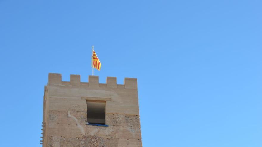 Un grupo de niños durante su visita al castillo de Alhama de Murcia