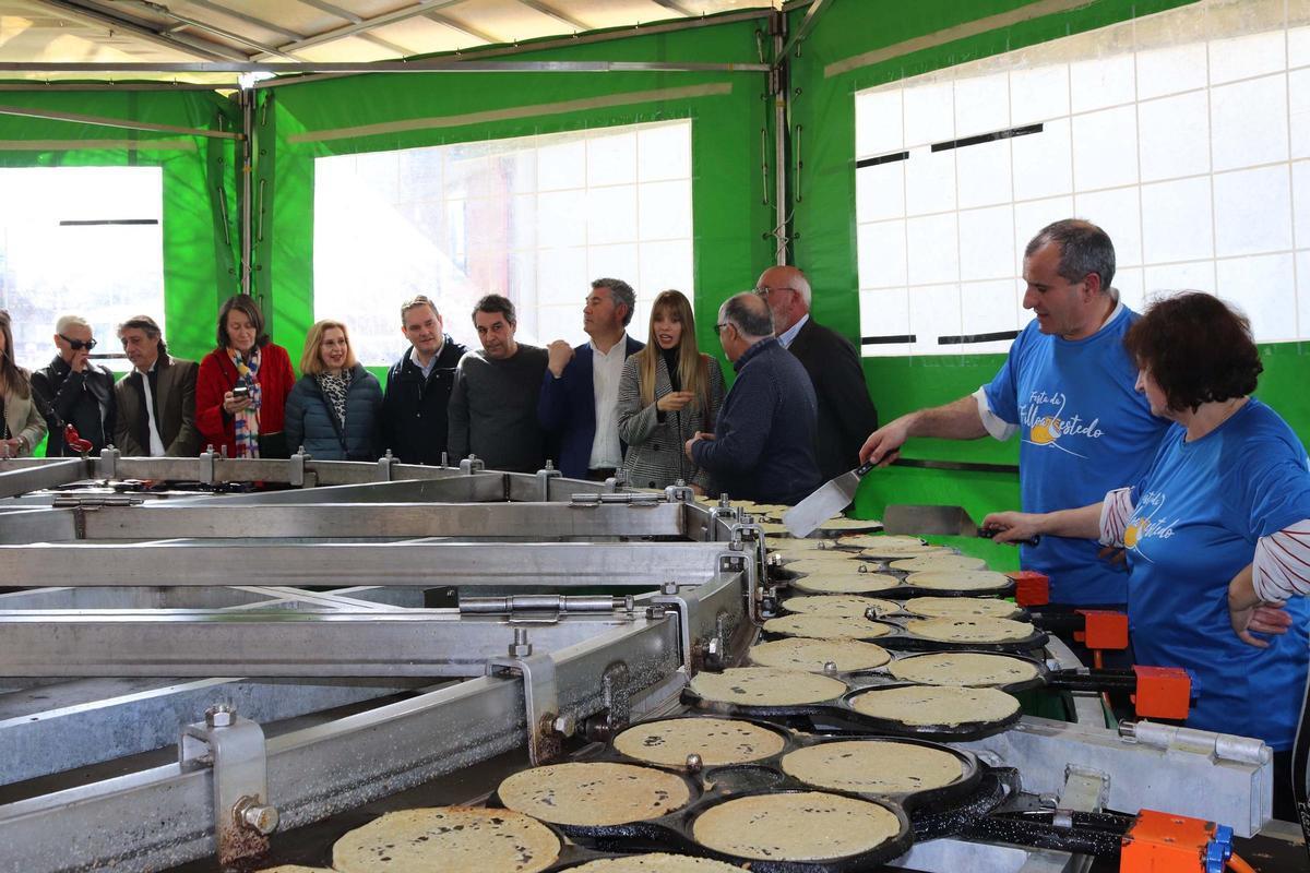 Elaboración de filloas este domingo na festa de Lestedo