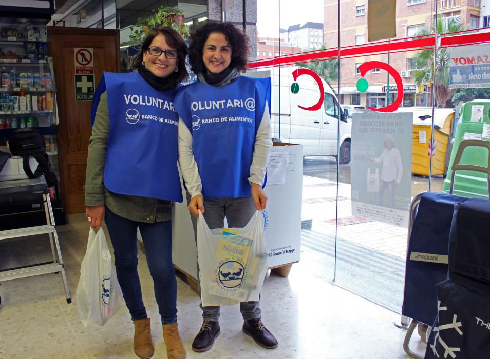 Los malagueños colaboran con la recogida de alimentos de Bancosol en el Carrefour Alameda y en el supermercado Covirán del barrio de Los Corazones