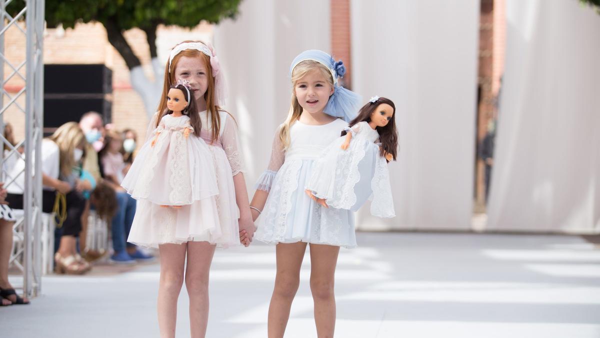 Niñas desfilando en Fuente Palmera de Boda 2021.