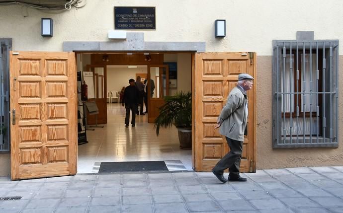 03/01/2019 TELDE. El concejal de Servicios Sociales,Diego Ojeda, abre las puertas del centro de mayores de Telde..Fotografa: YAIZA SOCORRO.