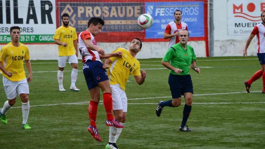 Una acción del partido de la primera vuelta entre Alondras y Choco. // Gonzalo Núñez