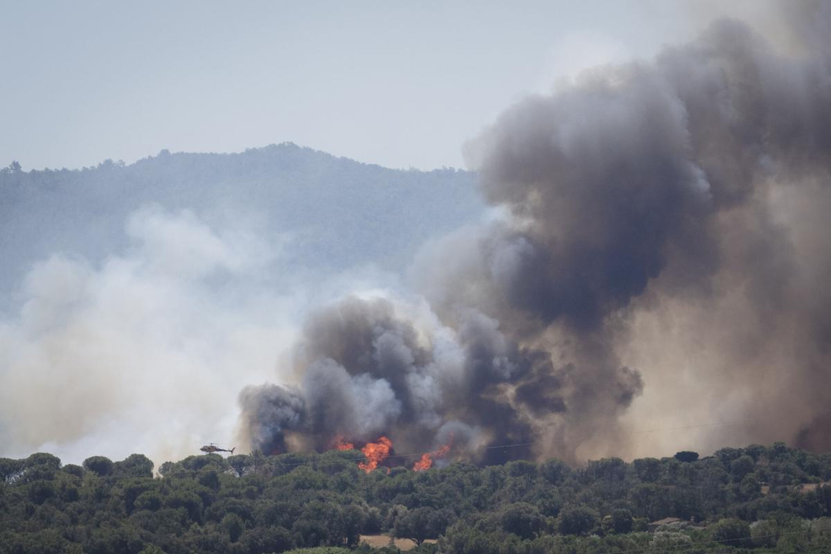 Columna de humo del incendio forestal que se ha declarado en La Bisbal d'Empordà (Girona)