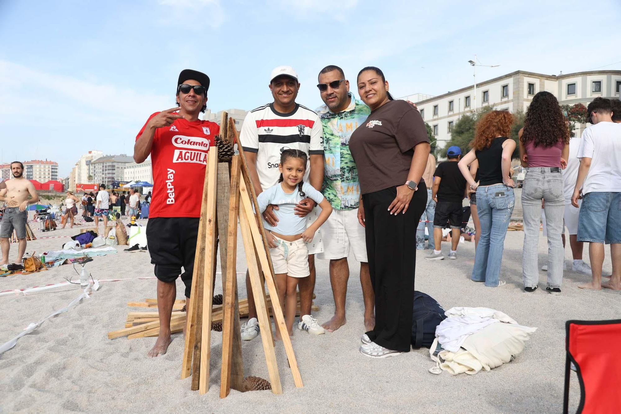 Reparto de madera y primeras hogueras en las playas de Orzán y Riazor