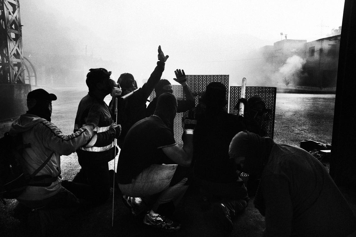 Los mineros del carbón disparan cohetes contra los antidisturbios de la Gurdia Civil, durante los enfrentamientos en la mina Pozo Soton en El Entrego, cerca de Oviedo, al norte de España, el 19 de junio de 2012. Los mineros protestaban contra la propuesta del gobierno de disminuir los fondos para la producción de carbón. 